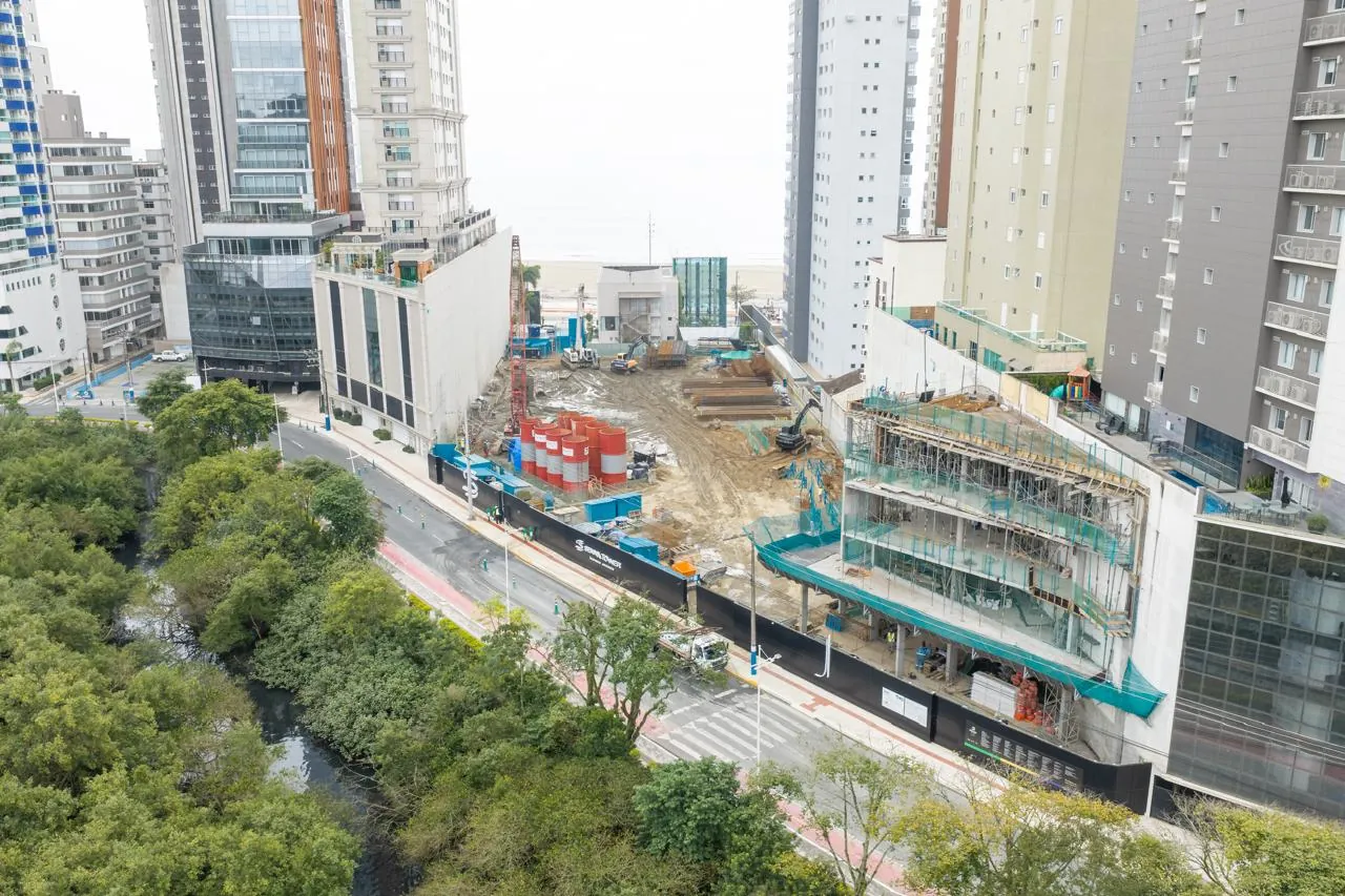 Canteiro de obras do Senna Tower após a conclusão da fundação, em setembro de 2026